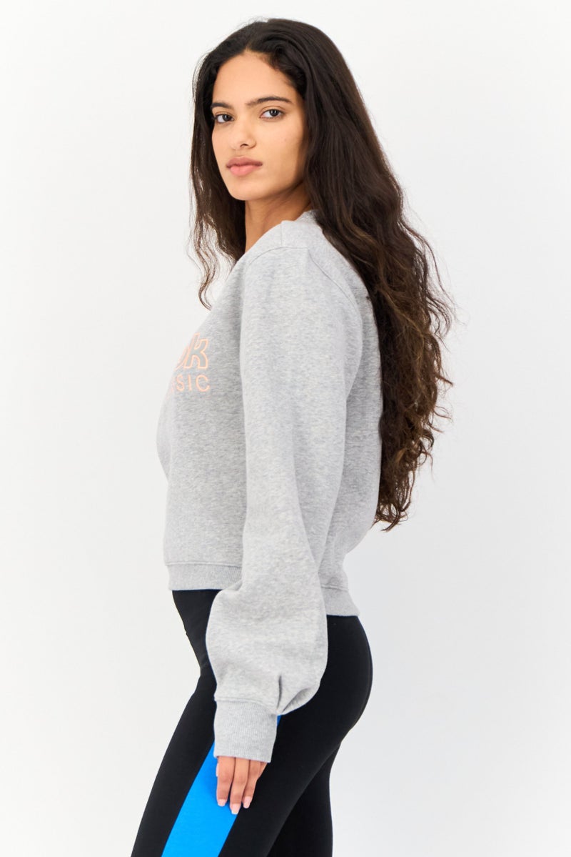 Reebok ملابس رياضية نسائية بتصميم مناسب بشعار مطرز بأكمام طويلة سويت شيرت خارجي، رمادي - Image 2